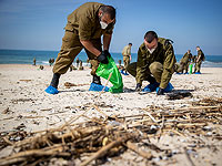 Cолдаты очищают пляж Пальмахим после разлива мазута, который залил большую часть израильского побережья, 22 февраля 2021 года