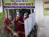 Далай-лама привился вакциной AstraZeneca
