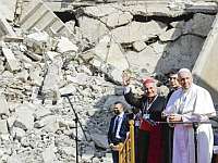 Папа посетил разрушенные джихадистами церкви: "Мир сильнее войны"