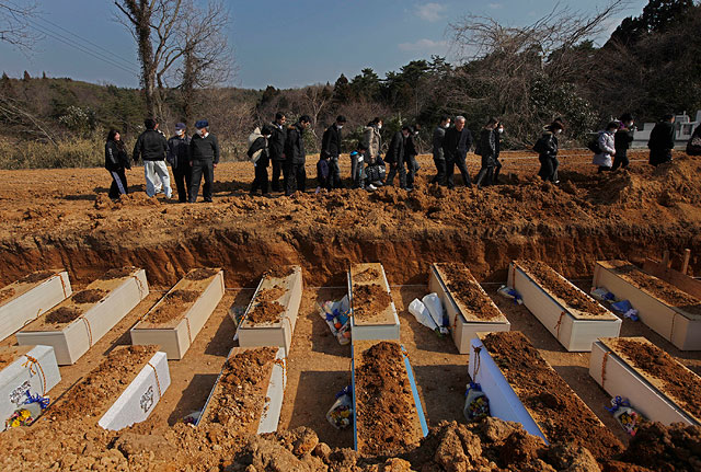 Похороны жертв землетрясения и цунами 11 марта. Ямамото, северо-восток Японии, 29 марта 2011 года