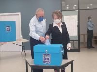 Авигдор Либерман и Арье Дери проголосовали на выборах в Кнессет