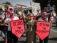 Протестующие у здания окружного суда в Иерусалиме, во время прибытия на судебные слушания Биньямина Нетаниягу. Иерусалим, 5 апреля 2021 года