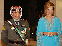 Жена покойного короля Иордании Хусейна королева Нур и ее старший сын принц Хамза