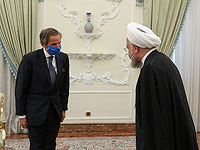 Президент Ирана Хасан Рухани (справа) приветствует генерального директора Международного агентства по атомной энергии МАГАТЭ Рафаэля Гросси на встрече в Тегеране