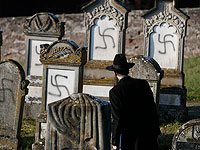 Главный раввин Страсбурга Гарольд Абрахам Вайль у оскверненных могил на еврейском кладбище Вестхоффен к западу от Страсбурга, восточная Франция. 4 декабря 2019 года