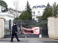 Из Праги высылают 18 российских дипломатов. Чехия обвинила ГРУ в диверсии на складе боеприпасов