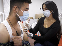 Вакцинация против коронавируса: привито более 73% взрослого населения, Израиль &#8211; мировой лидер