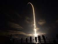 Во Флориде стартовала ракета-носитель Falcon 9 с кораблем Crew Dragon, направляющимся к МКС