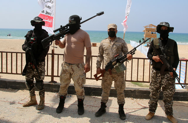 "Бригады муджахидов" провели показательные учения в день ракетных обстрелов из Газы. Фоторепортаж