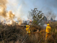 Пожар в лесу Кула возле Эльада. В тушении огня участвуют 4 самолета пожарной авиации