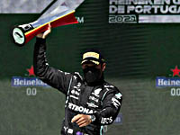 Победителем "Гран-при Португалии" стал Льюис Хэмилтон. Россиянин на 19-м месте