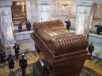 Макрон на 200-летии со дня смерти Наполеона: "И один человек может изменить ход истории"