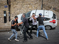 У Львиных ворот водитель из-за камнеметателей потерял управление автомобилем и сбил одного из нападавших.  ВИДЕО