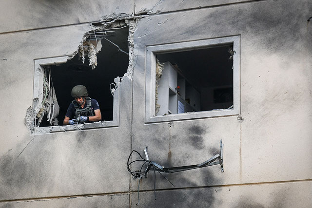 Последствия попадания ракеты в жилой дом в Ашкелоне. 11 мая 2021 года