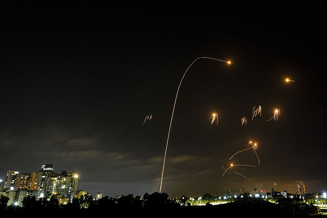 "Железный купол" сбивает ракеты, выпущенные из сектора Газы. 10 мая 2021 года