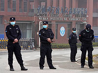 Полицейские охраняют подходы к Институту вирусологии в Ухане, Китай