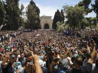 100000 человек под портретами лидеров ХАМАСа: массовая молитва у мечети аль-Акса