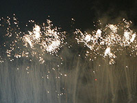 В Рамле во время сирены участники беспорядков взрывали петарды и запускали фейерверки