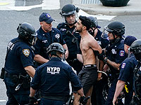 Задержание одного из участников пропалестинской акции в Нью-Йорке, 19 мая 2021 года