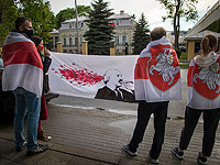 На акции протеста перед зданием посольства Белоруссии в Вильнюсе. 27 мая 2021 года