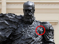 С открытого в Гатчине памятника Александру Третьему убрали шестиконечную звезду