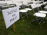 В Гааге возобновляется процесс по делу MH17, у российского посольства вновь выставили 298 белых стульев