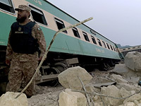 Столкновение поездов на юге Пакистана, десятки погибших