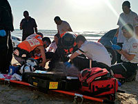 Парамедики борются за жизнь мужчины, едва не утонувшего в море у побережья Бат-Яма