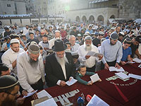Сотни представителей религиозного сионизма молятся у Стены Плача "против правительства Беннета-Лапида"