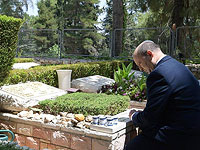 Беннет начал свой первый день в должности премьера с посещения могилы погибшего сослуживца
