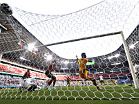 Робин Госенс забивает четвертый гол в ворота португальцев
