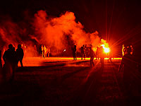 Молодежь на поле во время столкновений с полицией, которая пыталась разогнать несанкционированную рейв-вечеринку возле Редона, Бретань, 18 июня 2021 года