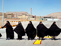 Иранские женщины у завода по обогащению урана в городе Исфахан проводят акцию в поддержку ядерной программы Ирана