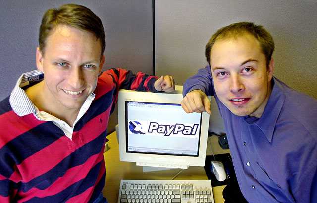 Илон Маск (справа) с исполнительным директором PayPal Питером Тилем (слева) в штаб-квартире компании в Пало-Альто, Калифорния. 2000 год