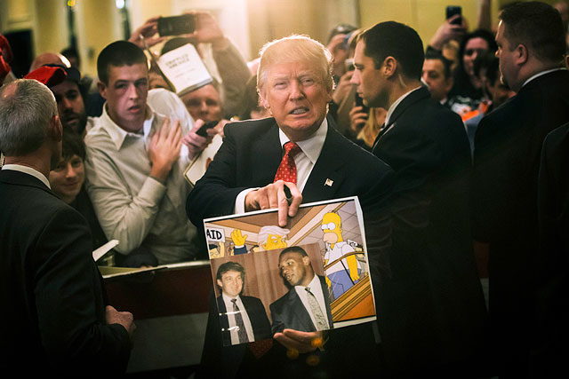 Дональд Трамп держит подаренную Майком Тайсоном фотографию во время предвыборной кампании. 2016 год