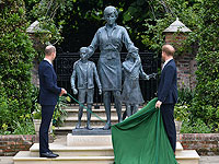Британский принц Уильям (слева) и принц Гарри открывают памятник своей матери принцессе Диане, 1 июля 2021 года