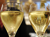 Путин подписал закон, разрешающий называть "шампанским" только российское вино