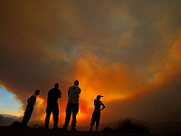 Жители кипрских деревень наблюдают за пожаром в горном районе Ларнаки, 3 июля 2021 года