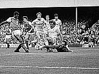 Пол Маринер (второй слева) в матче "Ливерпуль" - "Арсенал". Чемпионат Англии. 1984 год