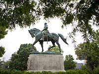 В Шарлотсвилле снесен памятник генералу Ли, ставший причиной кровавых столкновений