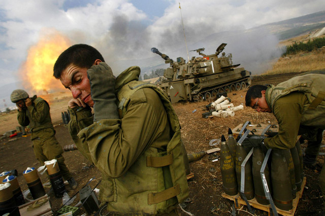 Израильские артиллеристы ведут огонь по позициям "Хизбаллы"