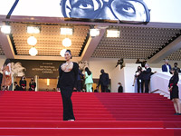 Обнаженная в золоте: Белла Хадид шокировала публику на кинофестивале в Каннах