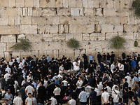 Верующие евреи у Стены Плача в Иерусалиме. Вечер 17 июля 2021 года