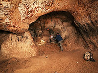 Спасатели спустились в пещеру Харитона, чтобы оказать помощь сломавшему ногу туристу