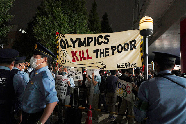 Протесты рядом с Национальным стадионом в Токио во время церемонии открытия Олимпиады
