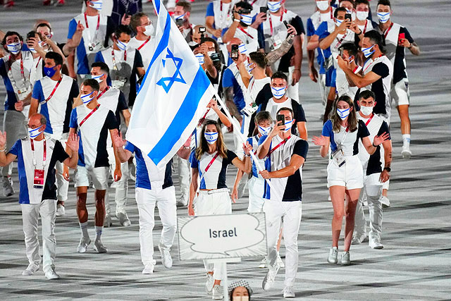 Церемония открытия Олимпиады в Токио. Во главе израильской команды Яков Тумаркин и Анна Князева-Миненко