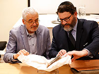 Президент аукционного дома Даниэль Э. Кестенбаум (справа),  передает считавшуюся утерянной книгу под названием "Mikne Avram - Peculium Abrae" директору пражского Еврейского музея Лео Павлату (слева) в Праге, 2018 год
