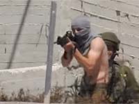 ЦАХАЛ распознал солдата в мужчине, запечатленном на видео "Бецелем" с голым торсом и автоматом в палестинской деревне