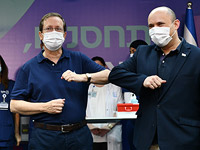 Президент Израиля получил третью прививку от коронавируса, "обогнав" Нетаниягу