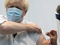 Премьер-министр Великобритании Борис Джонсон, переболевший COVID-19, получает прививку от коронавируса
